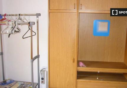 Se alquila habitación en piso de 3 habitaciones en Oviedo