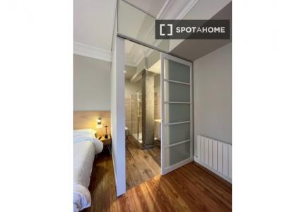 Se alquila habitación en piso de 4 habitaciones en Donostia