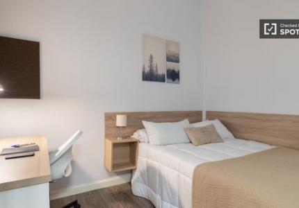 Se alquila habitación en piso de 5 dormitorios en Goya, Madrid
