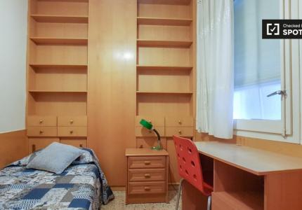 Se alquila habitación en piso de 3 dormitorios en Les Corts