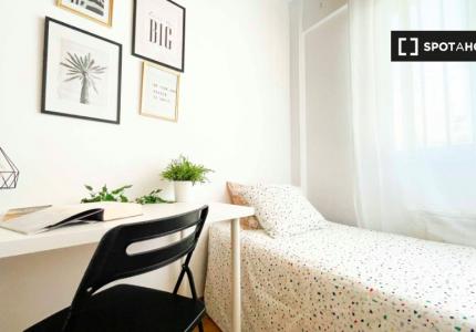 Habitación en piso compartido de 8 habitaciones en Valdeacederas, Madrid.