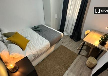 Habitación en piso compartido de 5 camas en alquiler en Embajadores, Madrid.