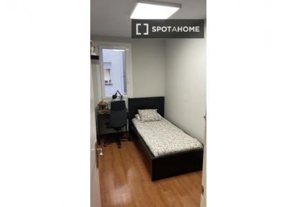 Se alquila habitación en piso de 4 dormitorios en Barcelona