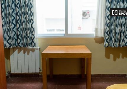 Habitaciones para alquilar en apartamento de 4 dormitorios en Granada