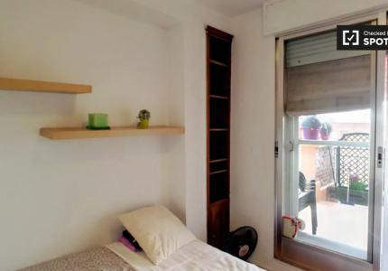 Amplia habitación en un apartamento de 4 dormitorios en Carabanchel, Madrid