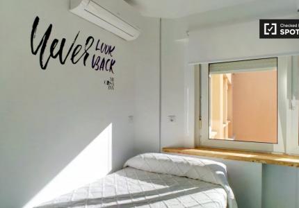 Habitación moderna en residencia de estudiantes en Vallehermoso, Madrid
