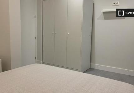 Alquiler de habitaciones en apartamento de 5 dormitorios en Justicia, Madrid