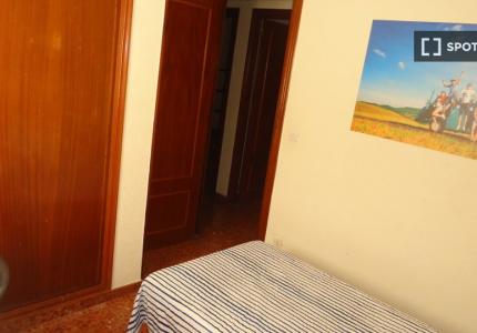 Habitación en piso compartido de 4 habitaciones en Ciudad Jardín, Córdoba.