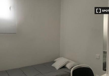 Alquiler de habitaciones en apartamento de 5 dormitorios en Justicia, Madrid