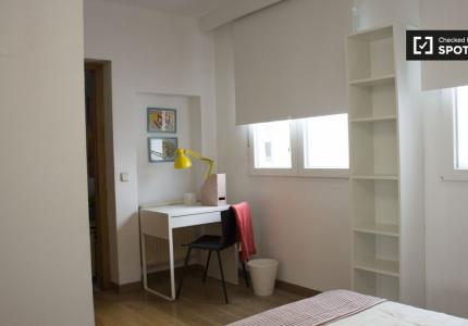 Habitación en piso compartido de 5 habitaciones en Justicia, Madrid.