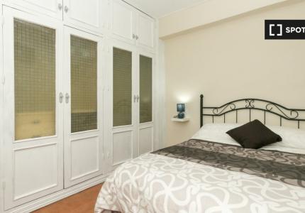 Se alquila habitación en piso de 4 habitaciones en Granada