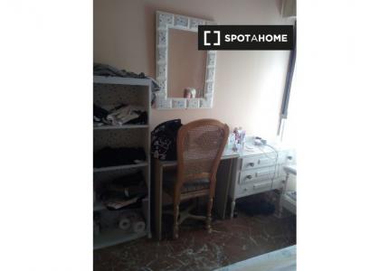 Se alquilan habitaciones con vista al mar en apartamento de 4 habitaciones