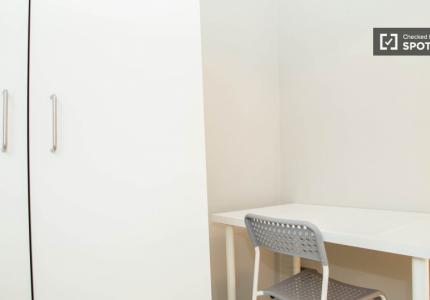 Gran habitación en apartamento de 4 dormitorios en El Raval, Barcelona