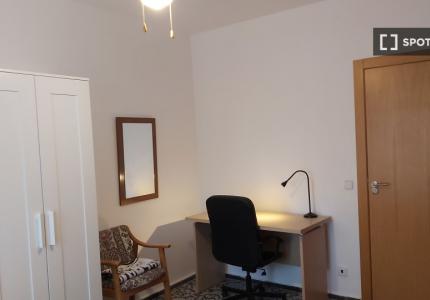 Se alquila habitación en piso de 5 dormitorios en Valencia