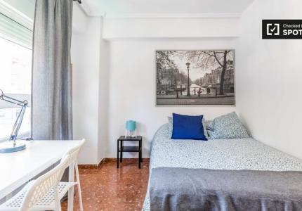 Se alquila habitación sencilla en apartamento de 9 habitaciones en Mestalla