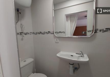 Se alquila habitación en piso de 5 dormitorios en Valencia