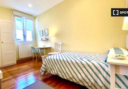 Se alquilan habitaciones en apartamento de 5 dormitorios en Bilbao