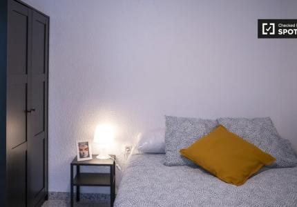 Se alquila habitación en piso de 5 habitaciones en Torrefiel, Valencia