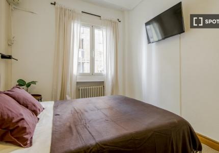 ¡Habitaciones en alquiler en piso de 5 habitaciones en Madrid!