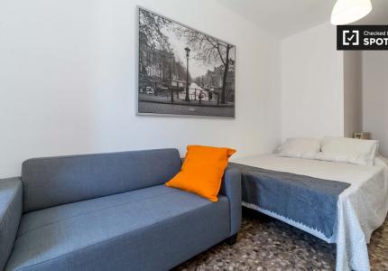 Se alquilan habitaciones en un apartamento de 5 dormitorios en Camins al grao
