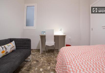 Habitación en piso compartido de 5 habitaciones en alquiler en Russafa, Valencia.