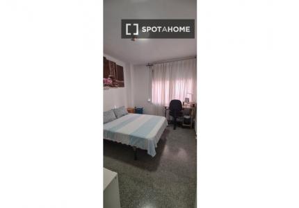 Habitación luminosa en alquiler en apartamento de 3 dormitorios, Horta