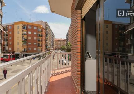 Se alquila habitación en piso de 5 dormitorios en Valencia