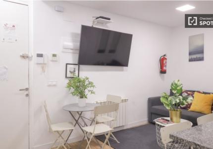 Apartamento de 3 dormitorios en alquiler en Embajadores, Madrid