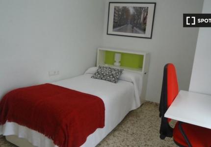 Se alquila habitación en piso de 3 habitaciones en La Cruz, Granada