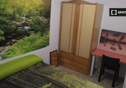 Se alquila habitación en piso de 3 habitaciones en Alicante