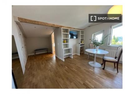 Se alquila habitación en piso de 4 habitaciones en Donostia