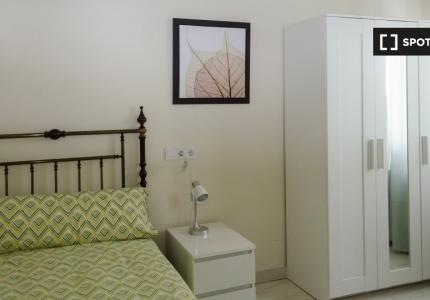 Se alquila habitación en piso de 5 habitaciones en Oviedo