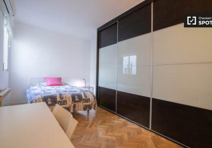 Se alquila habitación en apartamento de 2 dormitorios en Malasaña, Madrid