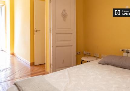 Se alquila habitación en piso de 7 habitaciones en Malasaña