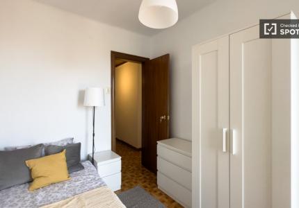 Se alquila habitación en piso de 4 dormitorios en Barcelona