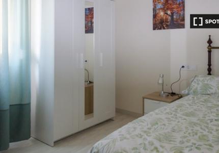 Se alquila habitación en piso de 5 habitaciones en Oviedo