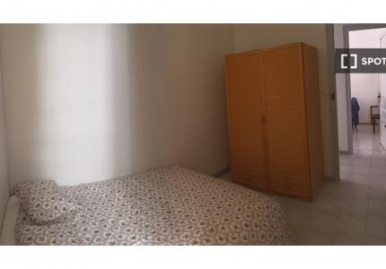 Se alquila habitación en piso de 4 dormitorios en Barcelona