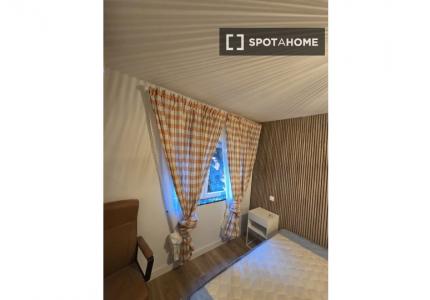 Se alquila habitación en apartamento de 3 dormitorios en Madrid