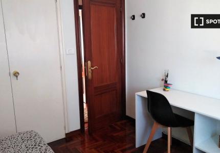 Se alquila habitación en piso de 3 habitaciones en Vigo