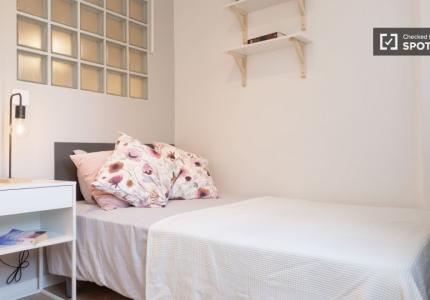 Se alquila habitación en piso de 4 habitaciones en Latina, Madrid