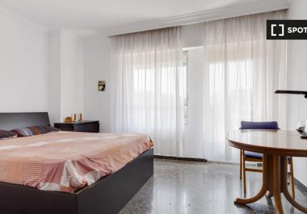 Dormitorio de estudiantes en piso compartido de estudiantes de 6 habitaciones en Murcia.