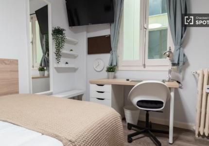 Se alquila habitación en piso de 5 dormitorios en Goya, Madrid