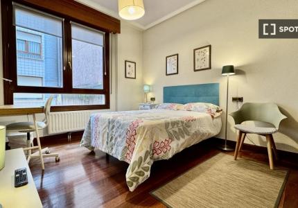 Habitación amueblada en apartamento de 4 dormitorios en Abando, Bilbao