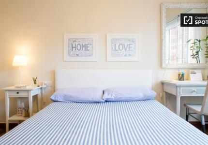 Amplia habitación en un apartamento de 3 dormitorios en Abando, Bilbao