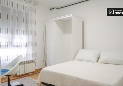 Se alquila habitación en piso de 9 habitaciones en Numancia, Madrid