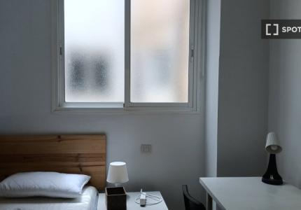 Se alquila habitación en apartamento de 5 dormitorios