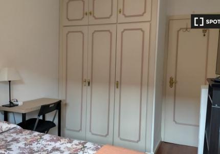 Acogedora habitación en casa de 3 dormitorios en Puente de Vallecas, Madrid