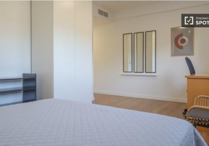 Se alquila habitación en piso de 8 dormitorios en Madrid, Madrid