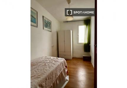 Se alquila habitación en piso de 3 dormitorios en valencia.