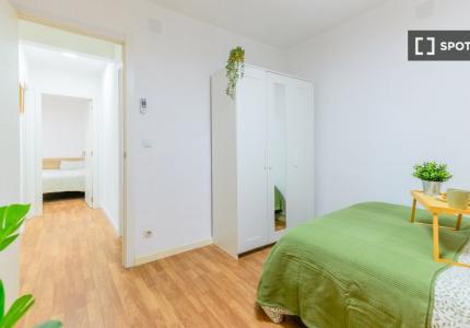 Se alquila habitación en piso de 4 habitaciones en Getafe.